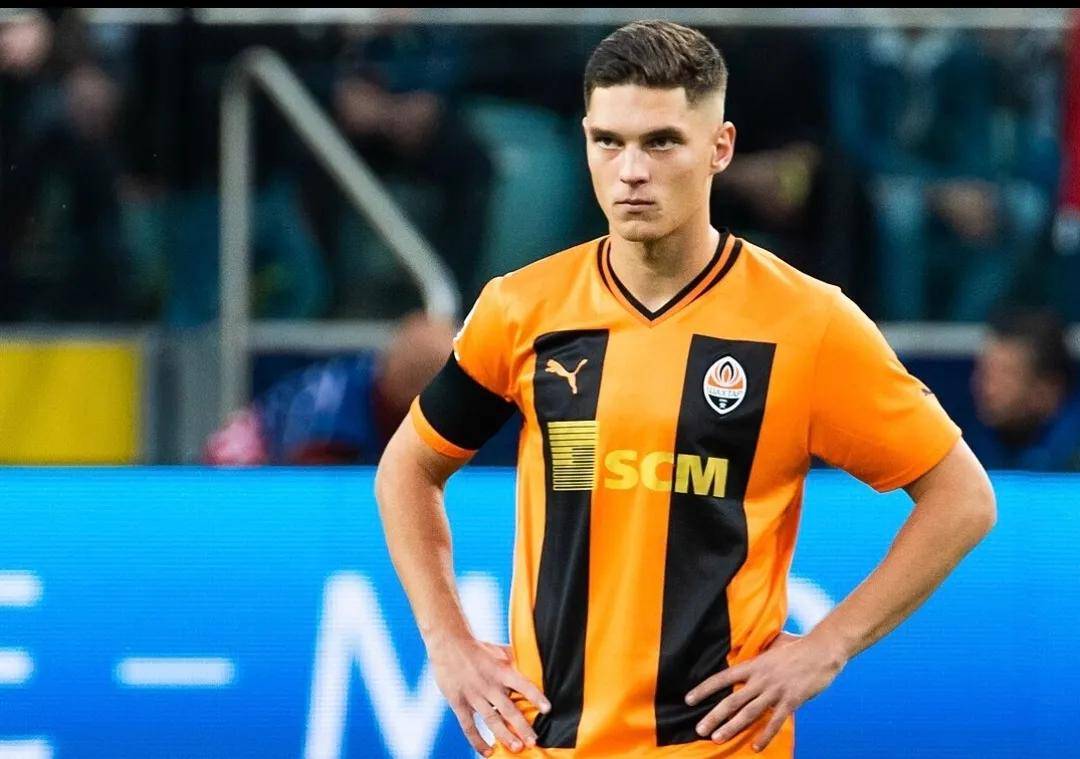 爱游戏体育-英超倒计时；桑托斯关键战官宣签约；细节引发关注；气氛紧张；更衣室氛围转暖的简单介绍