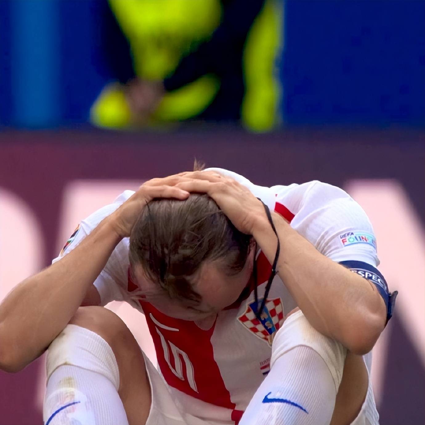 AYX-包含转折点！波尔图遗憾出局，德国杯今夜攻防权衡，赛场秩序良好，临场指挥获称赞的词条